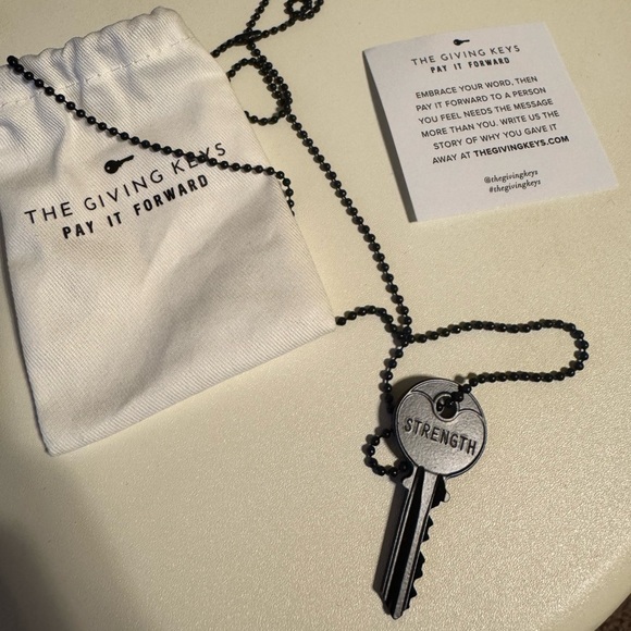 The giving key necklace - Picture 2 of 2